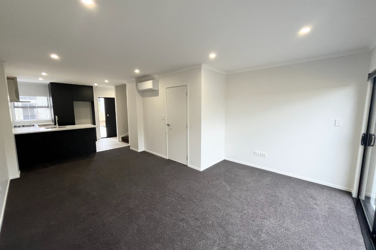 Brand New Home in a Quiet Chartwell Street - Aanzicht 5
