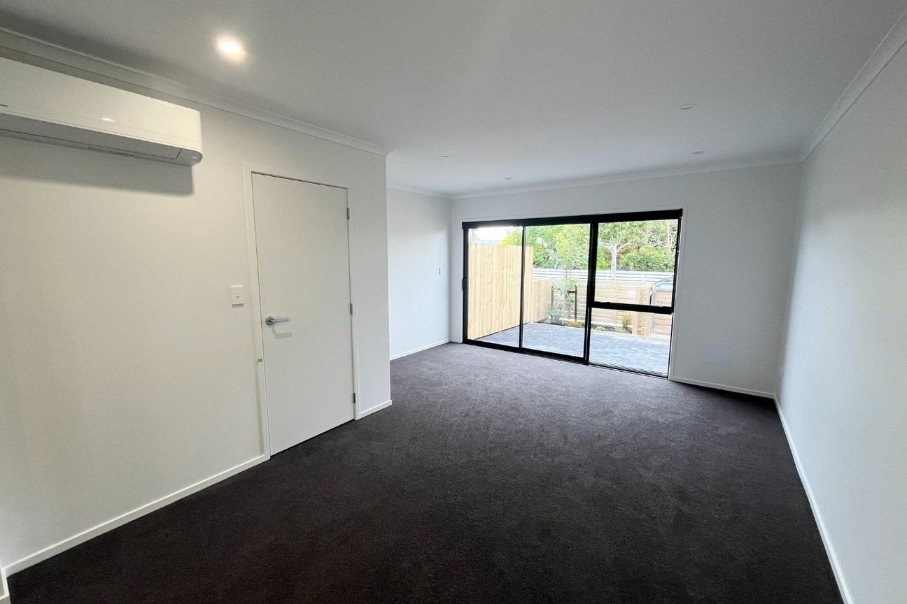 Brand New Home in a Quiet Chartwell Street - Aanzicht 4