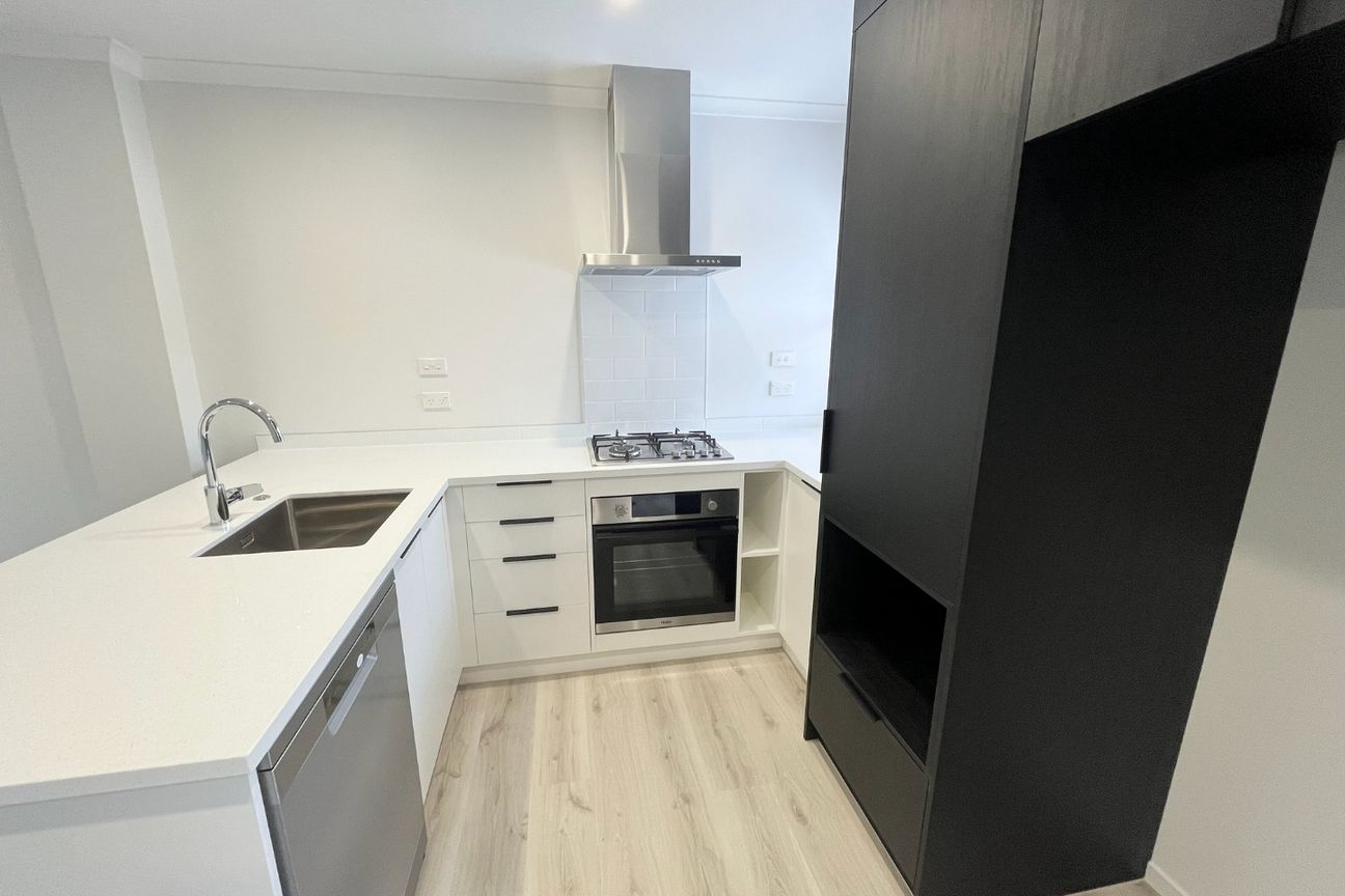 Brand New Home in a Quiet Chartwell Street - Aanzicht 3