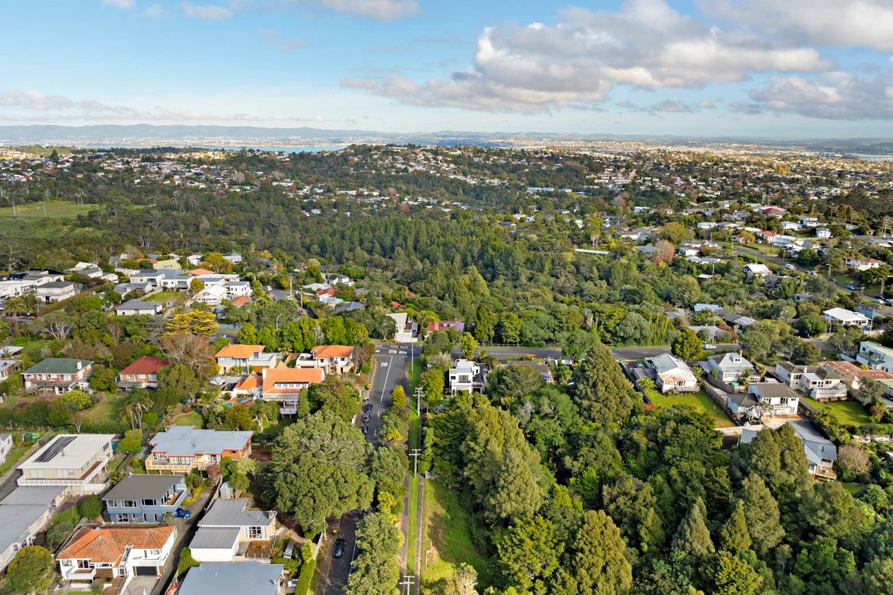 Bush Section 2428 m² - In The Heart of Hillcrest - Więcej