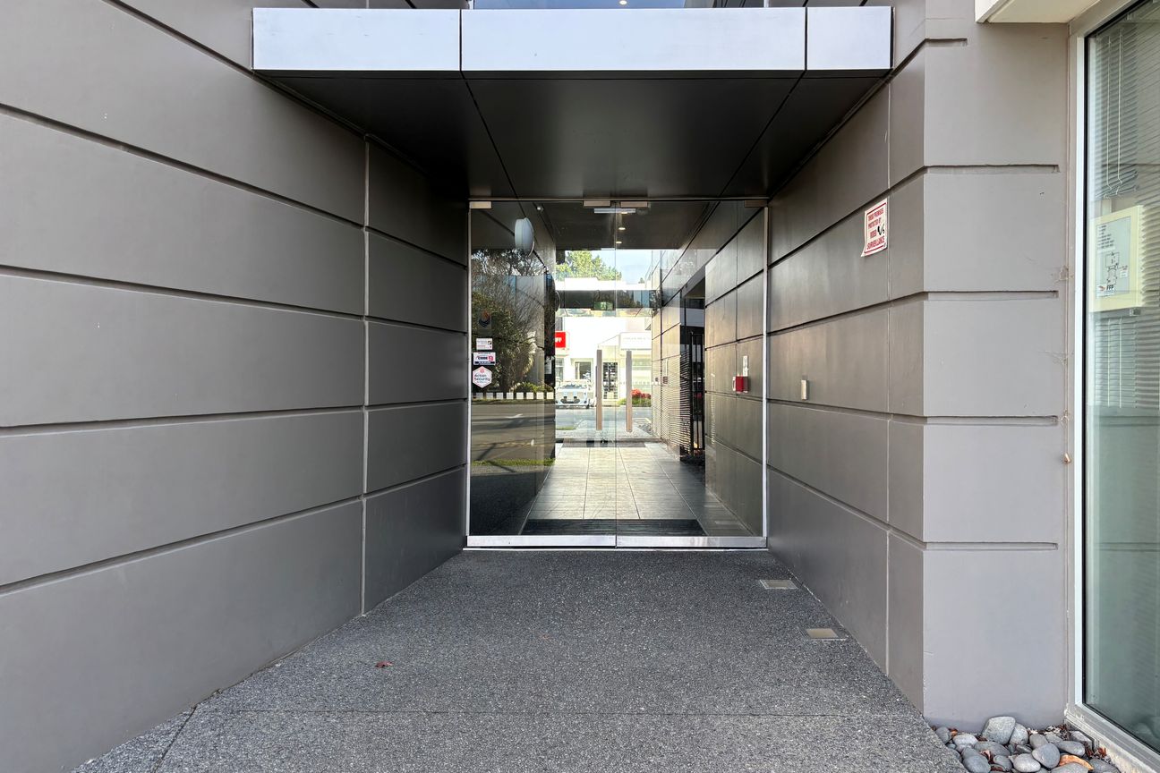 First Floor Office with 21 Car Parks - Vista 2
