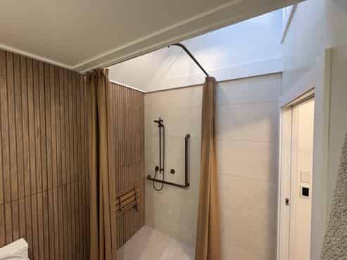 Flexible ground floor office