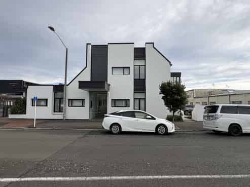 Flexible ground floor office