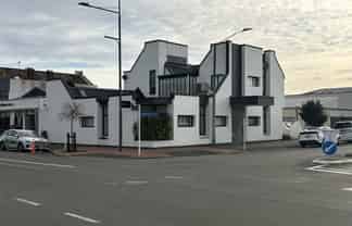 Flexible ground floor office