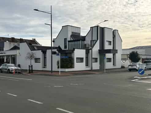 Flexible ground floor office