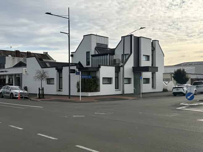 Flexible ground floor office
