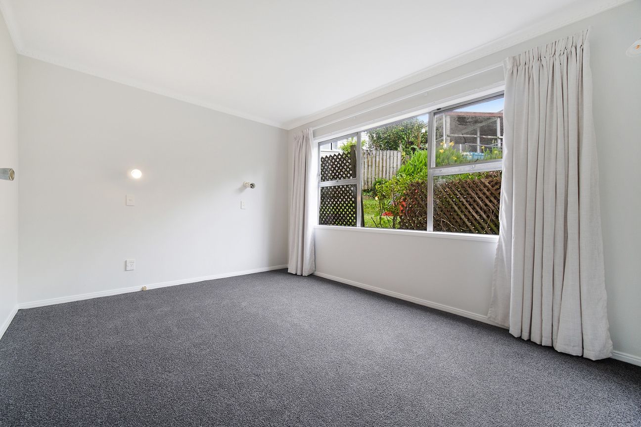 Newly Renovated Large 3 bedroom  - What a Location! - Więcej