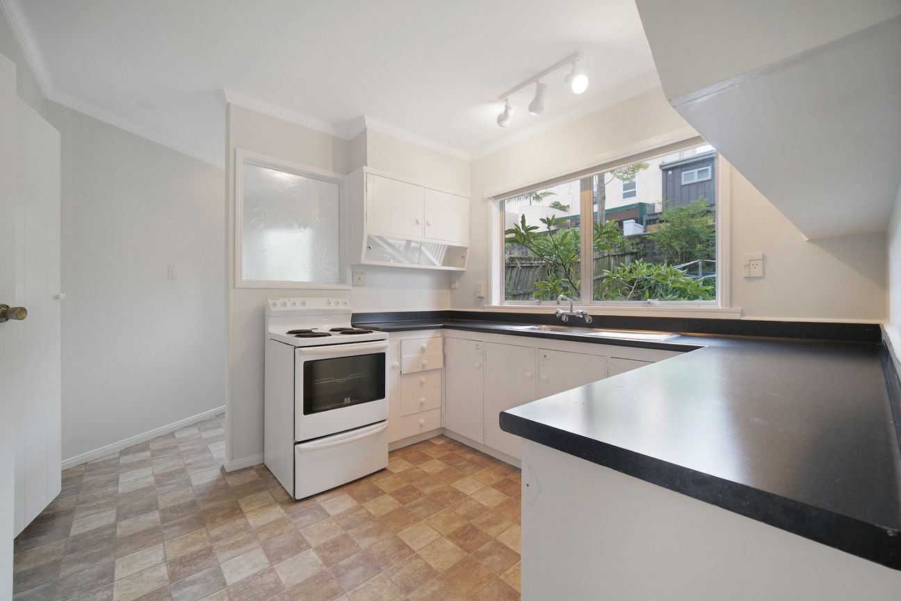 Newly Renovated Large 3 bedroom  - What a Location! - Widok 2