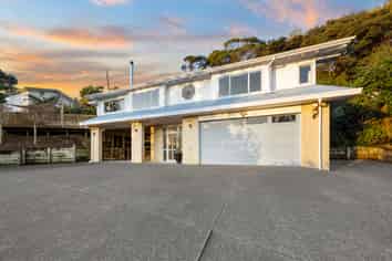 105 Waitakere Road, Waitakere