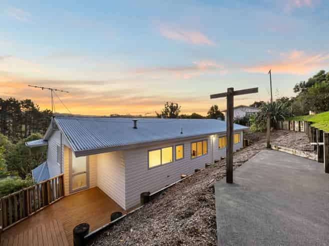 105 Waitakere Road, Waitakere