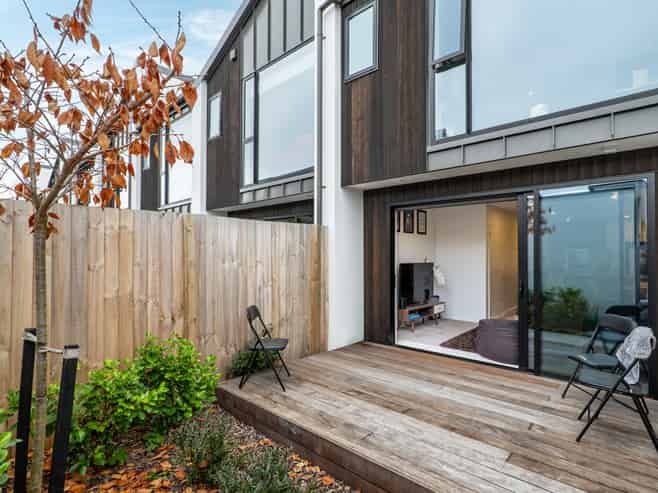 2/24 Devonport Lane, Saint Albans