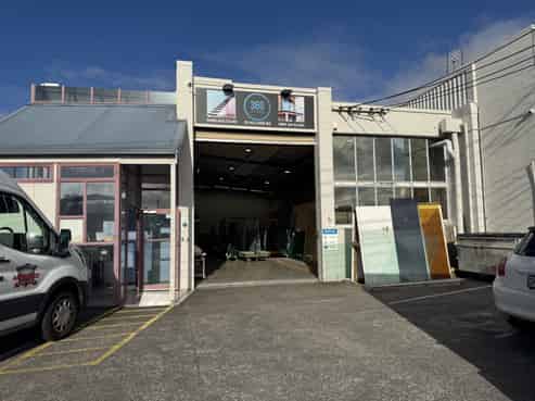 Dual access, light-filled warehouse
