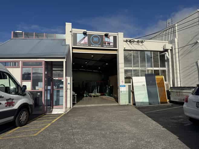 Dual access, light-filled warehouse