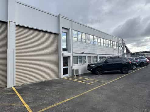 Dual access, light-filled warehouse