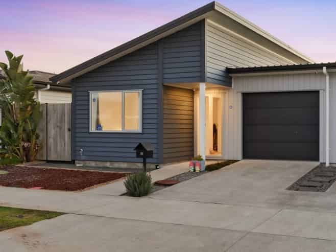 16 Harore Road, Takanini