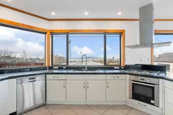 99 East Coast Road, Castor Bay