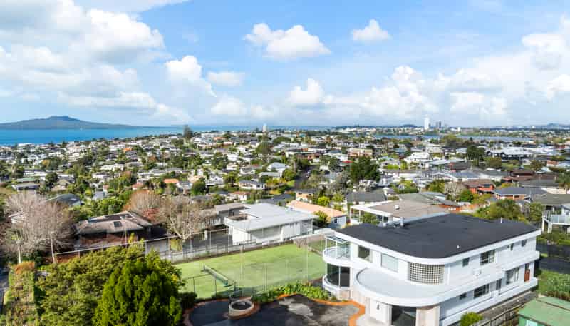 99 East Coast Road, Castor Bay