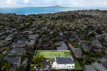 99 East Coast Road, Castor Bay