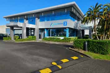 Versatile Airport Oaks office