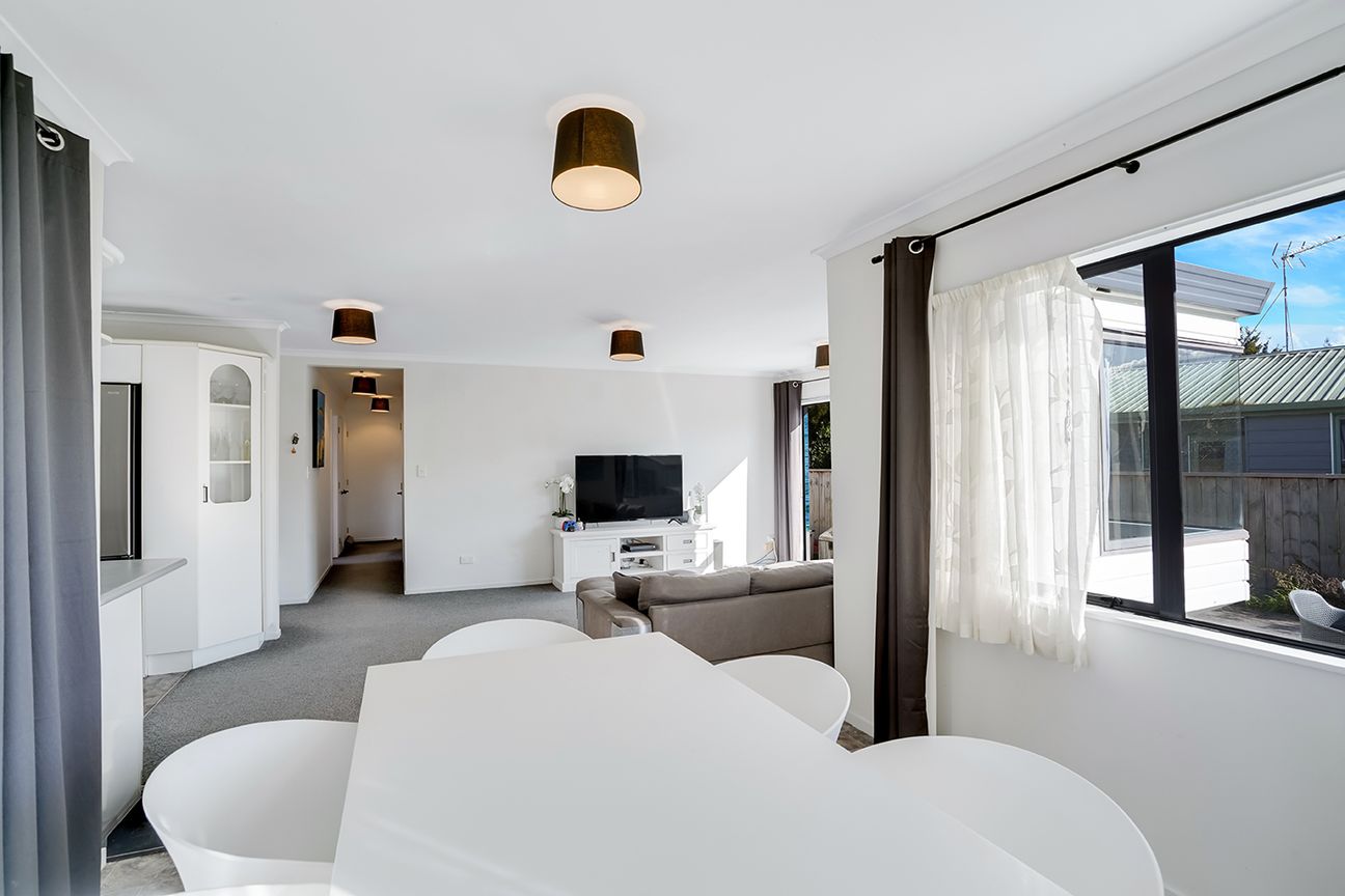 Freehold with Internal Access Garage. - Bild 6