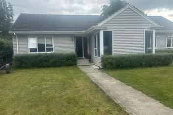 427 High Street South, Carterton
