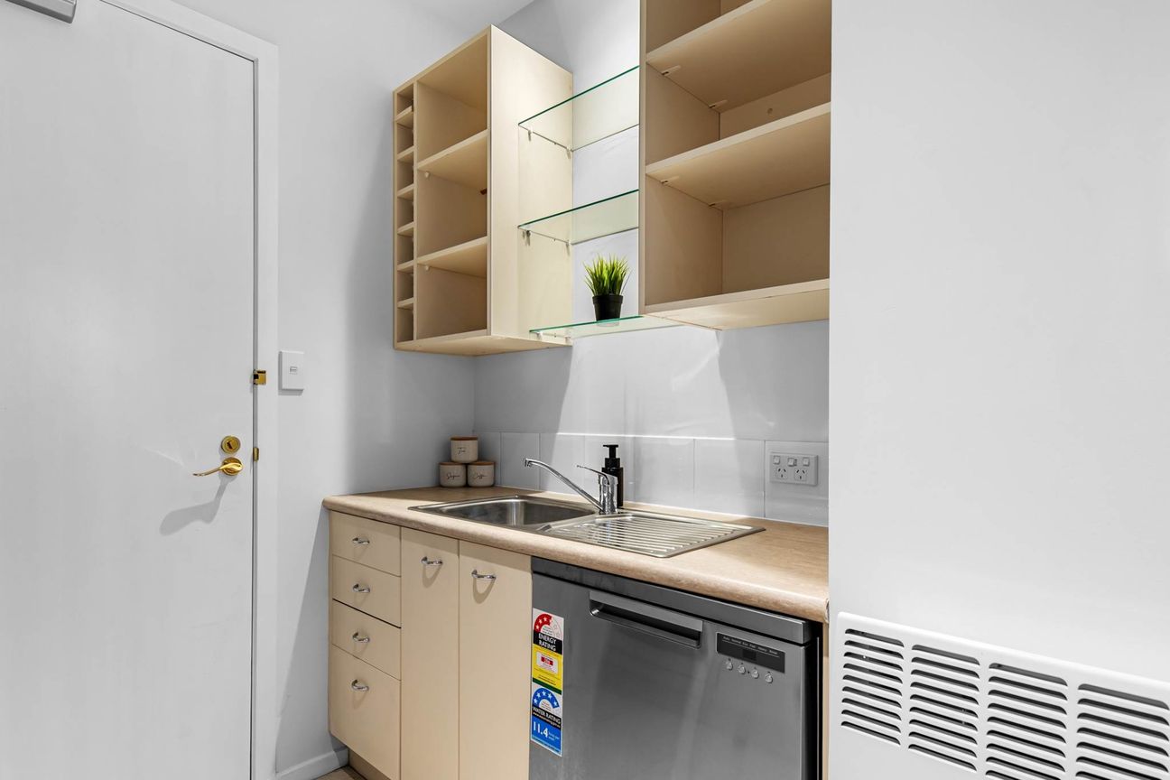 Freshly Renovated Building - One Bedroom Apart... - Ansicht 6