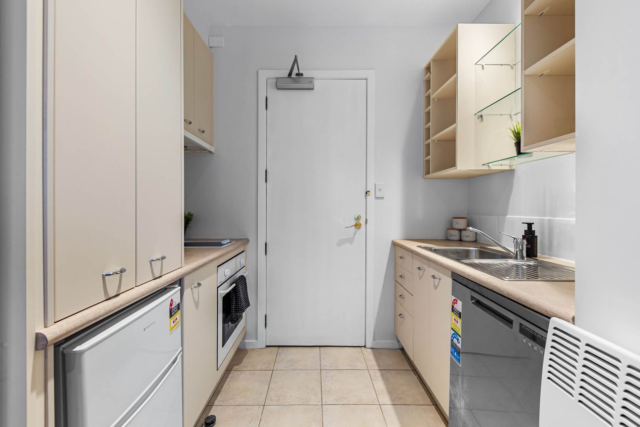 Freshly Renovated Building - One Bedroom Apart... - Ansicht 5