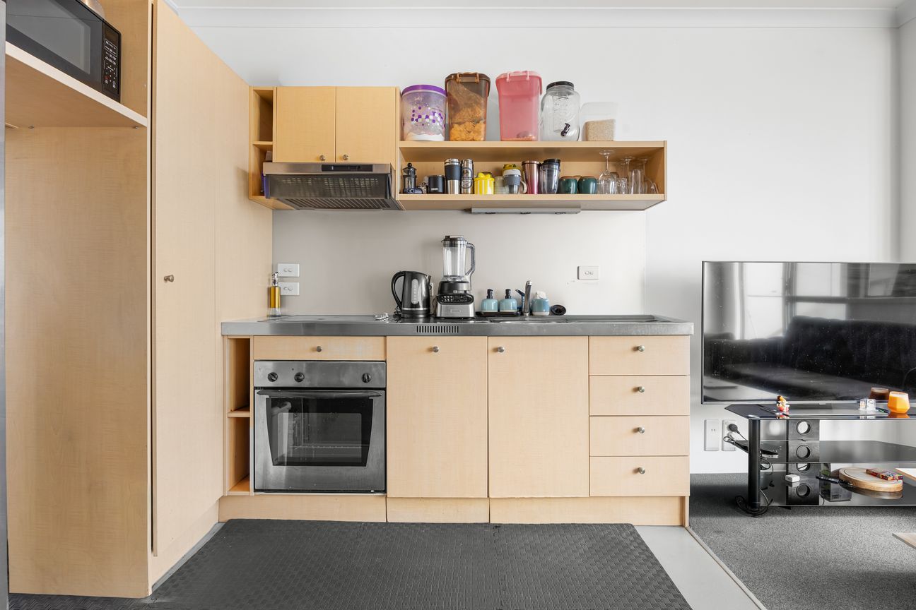 Bank Friendly Two Bedroom & Carpark - Mehr