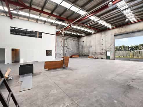 Warehouse, office & showroom opportunity