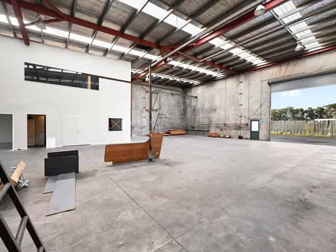 Warehouse, office & showroom opportunity