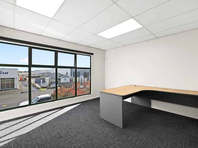 Warehouse, office & showroom opportunity