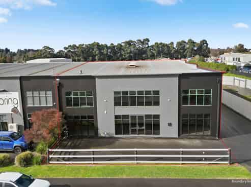 Warehouse, office & showroom opportunity