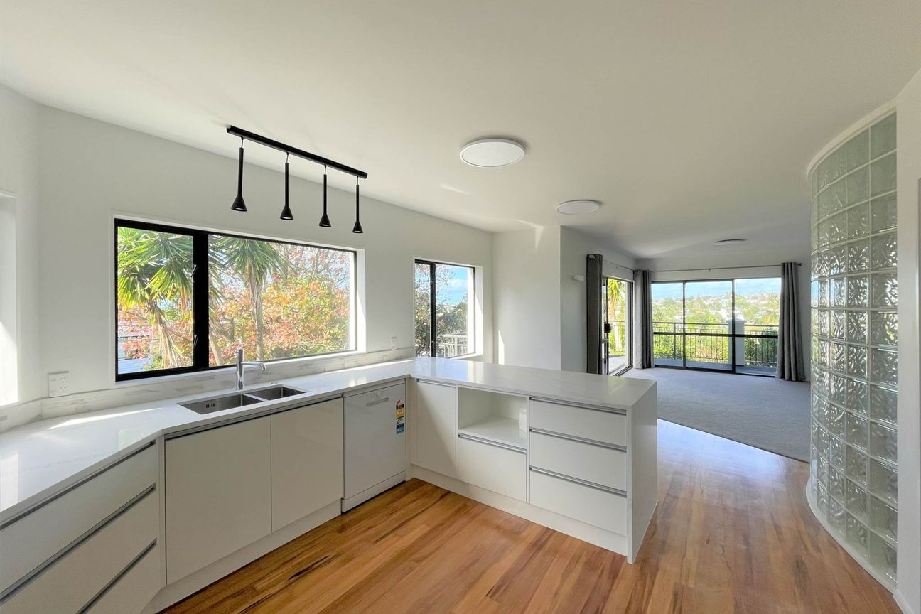 6 Bedroom, 2 Bathroom Family Home – Browns Bay - Widok 3