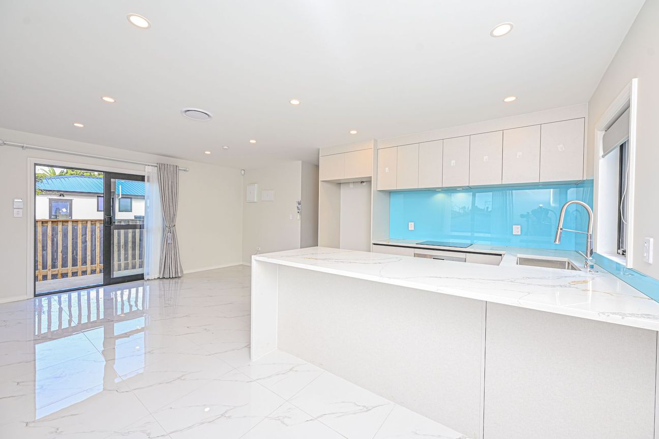 Brand-New 3-Bedroom Modern Family Home with Double Garage in Mangere East - Widok 2