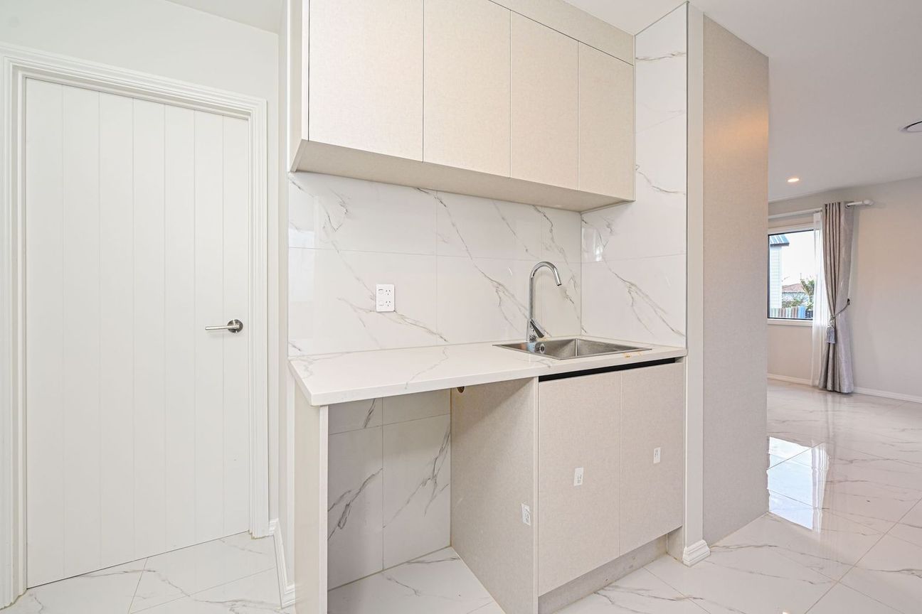 Brand-New 3-Bedroom Modern Family Home with Double Garage in Mangere East - Więcej