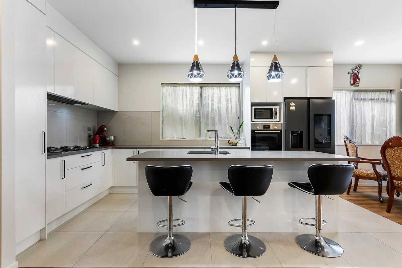 Executive Family Living with Separate Granny Flat in Prime Flat Bush Location! – pohled 5