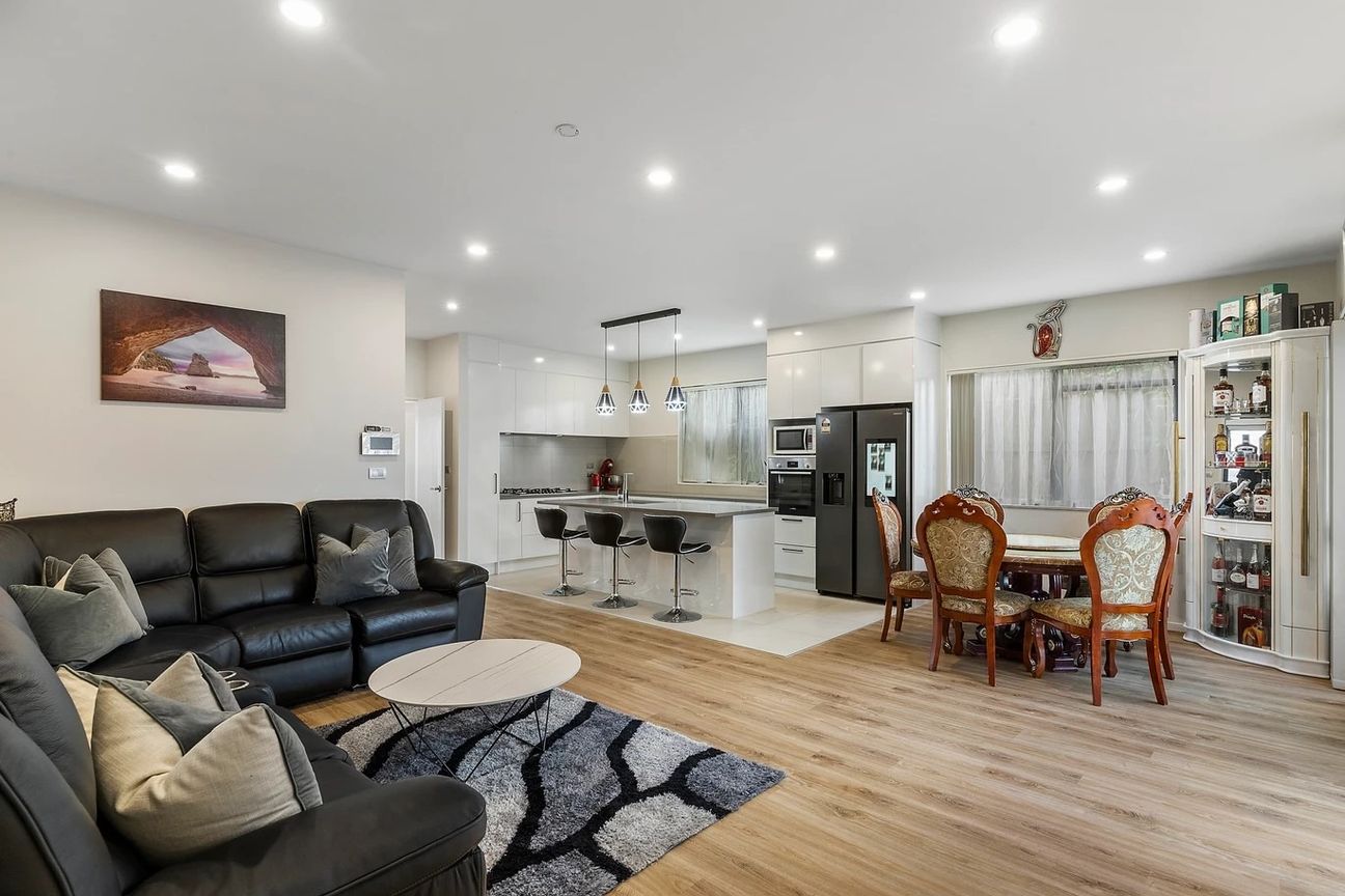 Executive Family Living with Separate Granny Flat in Prime Flat Bush Location! – další