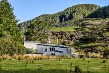 512 South Makara Road, Makara