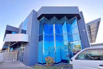 MODERN MANGERE OFFICE
