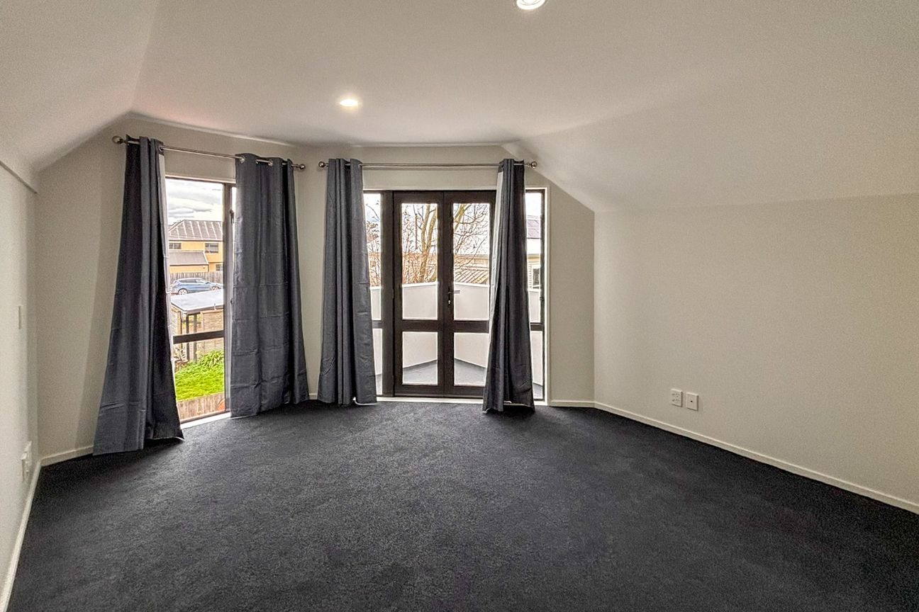 Three Bedroom Townhouse, New Carpet & Quality Appliances! – další