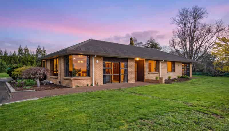 8 Simons Road, Poroti