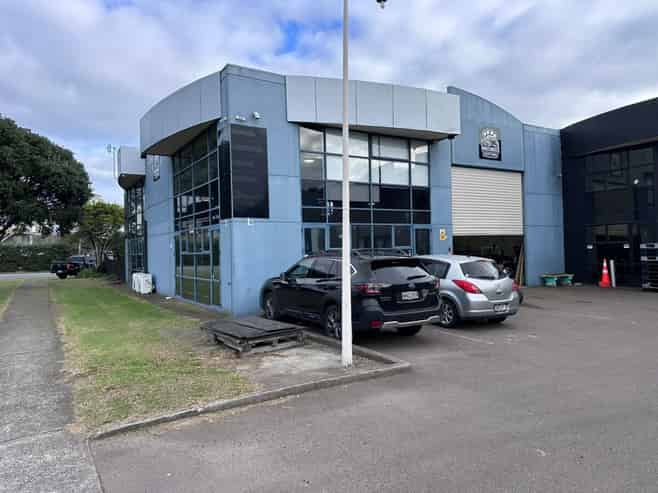 Prime Corner Industrial Warehouse with Showroom