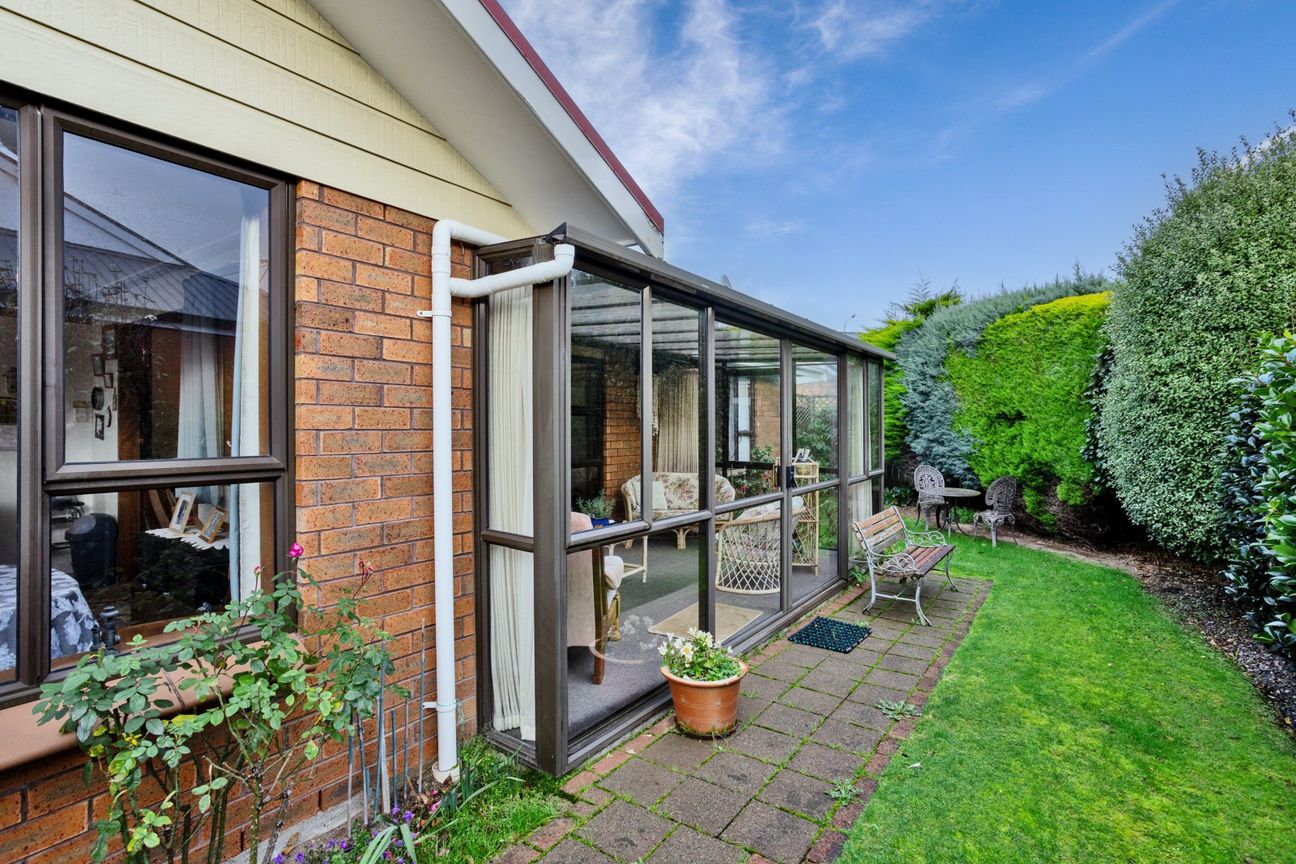 Yours to love and low maintenance - Bild 2