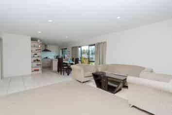 58 Darjon Drive, Huntington