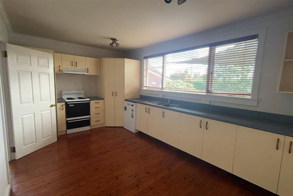 Three-Bedroom Home with Garage in Springfield – pohled 3
