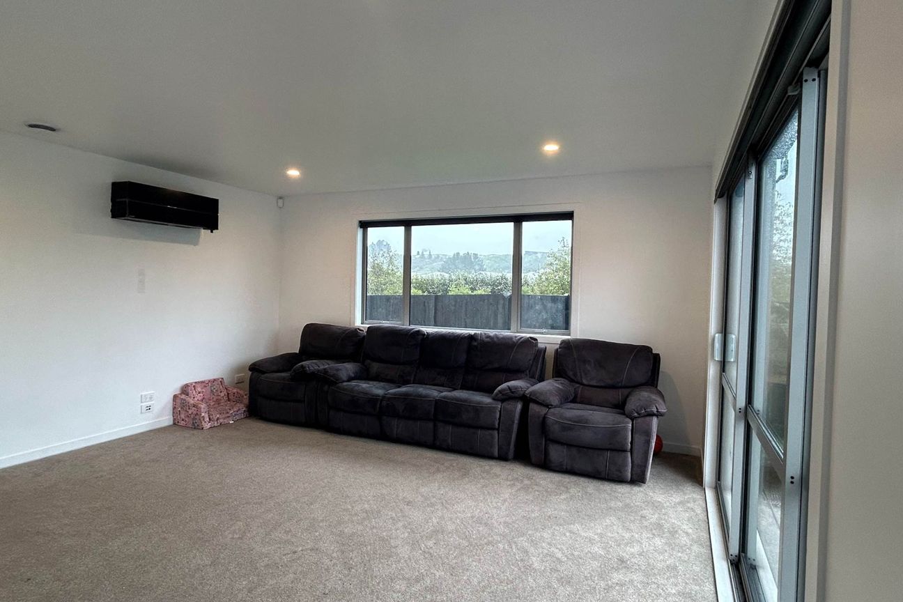 Spacious & Well Designed Home in The Lakes - Mehr