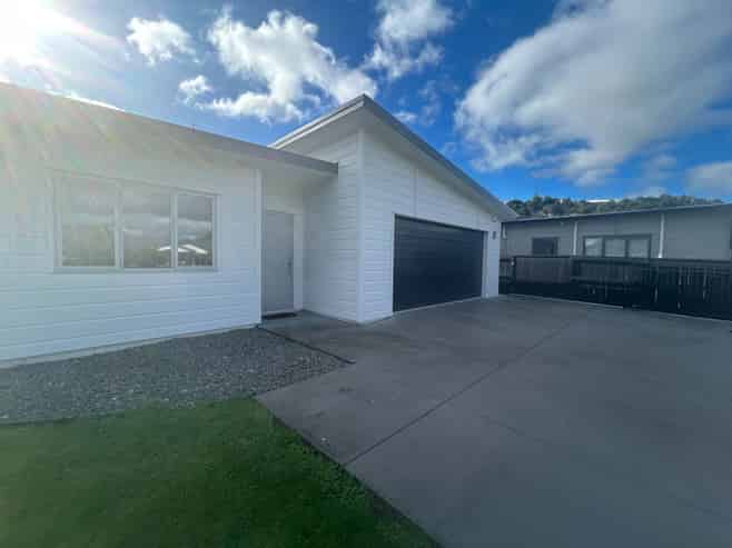210 Lakes Boulevard, Pyes Pa