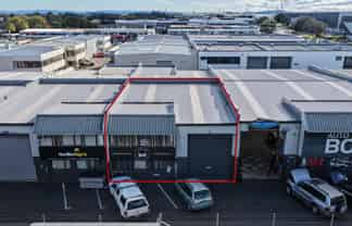 Efficient industrial with roller door access