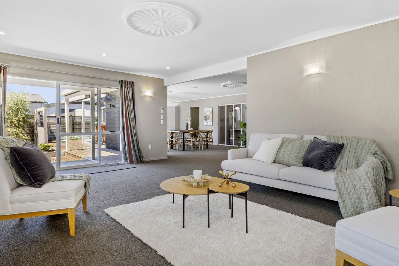 Generous Living with Office and Media Room - Ansicht 6