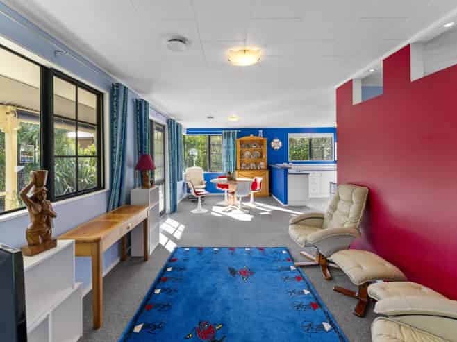 1695 Queen Charlotte Drive, Linkwater